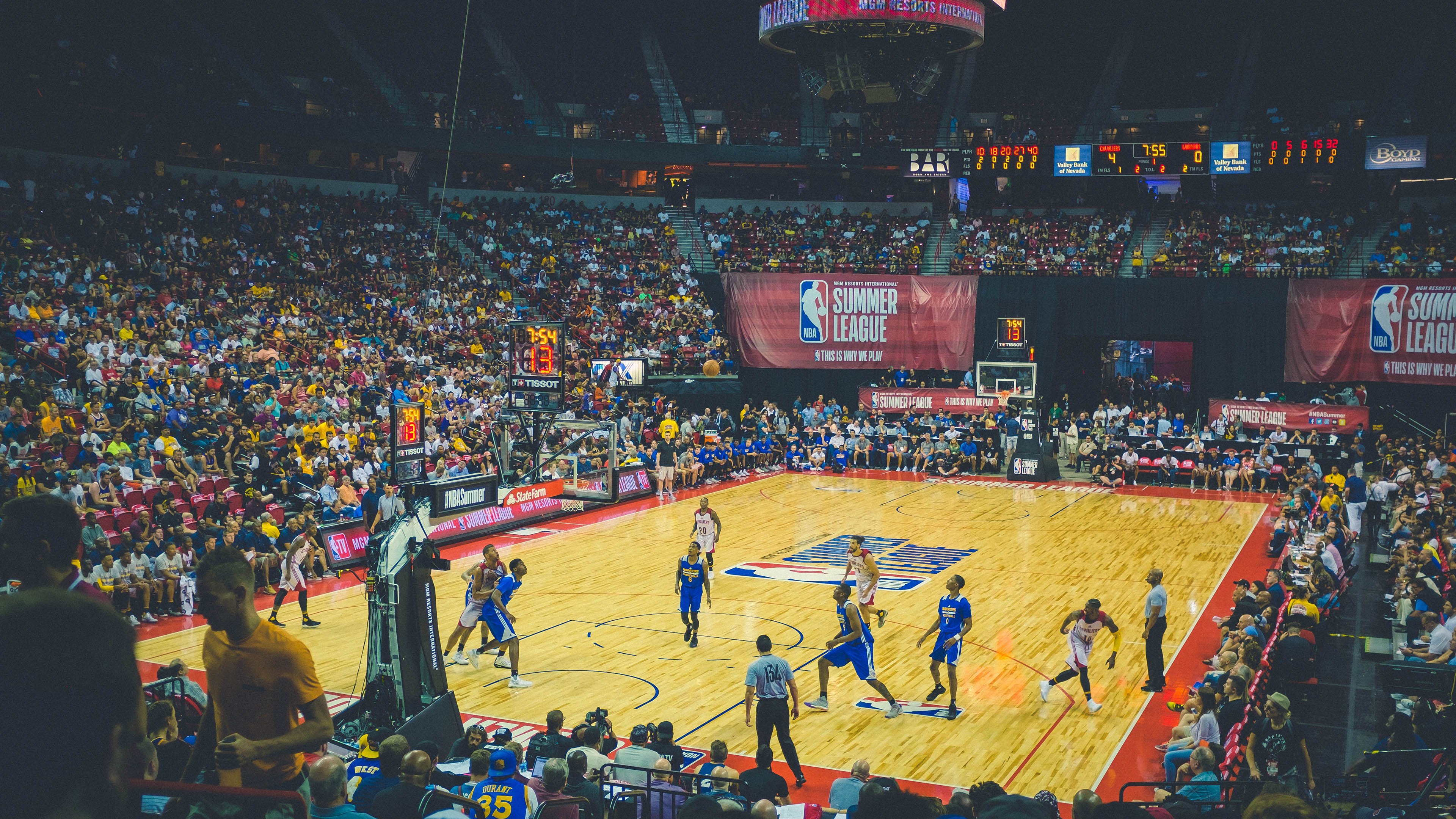 熊猫体育官方网站-联赛球员穿戴设备检测训练数据辅助科学备战与伤病预警，如何得知球赛球员穿什么衣服